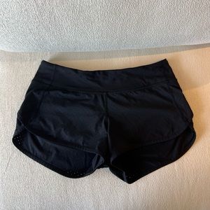 Lululemon Speed Up Low-Rise Lined Short 2.5” black perforated